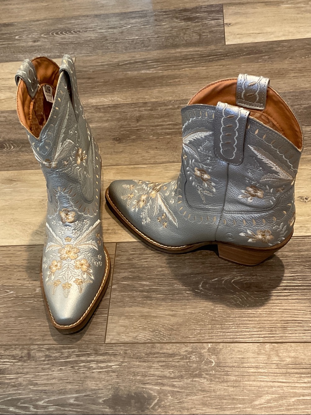 Dingo Women's Silver Gray Floral Embroidered Western Booties (NWOT)